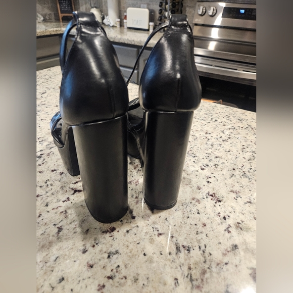 Heels 9 - Picture 6 of 6